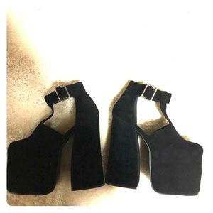 CHUNKY BLACK BOOTIES WITH SIDE CUTOUTS